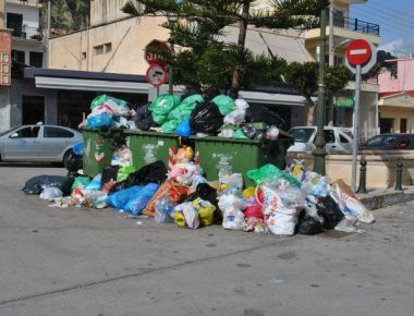 Σκουπίδια παντού στη Θεσσαλονίκη - Κυκλοφορούν λιγότερα οχήματα του δήμου